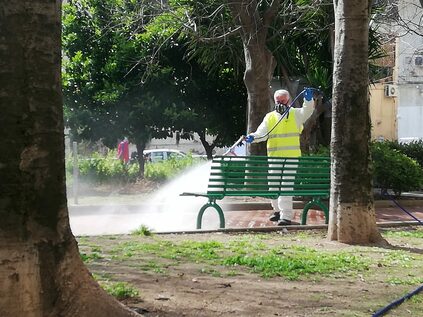 Un operatore mentre pulisce una strada