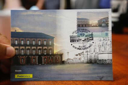Presentato il francobollo speciale e l’annullo postale “L’Italia riparte, Napoli ti aspetta"