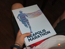 La sirena Partenope sulla medaglia della Neapolis Marathon in programma il 23 ottobre 2022