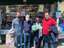 L'assessore Armato presenta l'iniziativa a favore di Telethon in un'edicola a Napoli