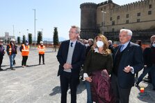 Il sindaco di Napoli inaugura la piazza liberata dal cantiere della metropolitana