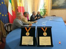 Il Sindaco Manfredi premia Jim Williams e Manfredo Fucile