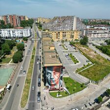 Inaugurato a Scampia, alla presenza di Dori Ghezzi, il murale dedicato a Fabrizio De André dipinto da Jorit con Trisha Palma