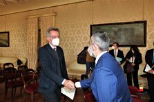 Un'immagine della firma dell'accordo in sala Giunta a Palazzo San Giacomo