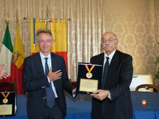 Il Sindaco Manfredi premia Jim Williams e Manfredo Fucile