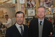 Saluto del Sindaco Manfredi al dono del calco del piede di Maradona da Stefano Ceci al Caffè Gambrinus