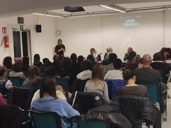  In occasione della Giornata contro la violenza sulle donne, il PAN ha ospitato il dibattito, patrocinato dal Comune di Napoli e organizzato dall'Associazione 'La Principessa Azzurra APS' dal titolo: "Uomo femminista: contraddizione o scelta necessaria?", con il filosofo femminista Lorenzo Gasparrini, per discutere con i cittadini e gli studenti sulla radice patriarcale della violenza di genere.   L’iniziativa nasce dall'esigenza, rilevata soprattutto nelle scuole, dove l'associazione svolge educazione ai sentimenti, di riflettere su quelle forme di violenza di genere invisibili che sono classificate, secondo l’‘iceberg’ di Amnesty International, come ‘esplicite’ o ‘sottili’.  Da qui la riflessione sul patriarcato come problema, non solo delle donne, ma dell’intera società, anche perché, come recita lo slogan social dello stesso Gasparrini, 'non tutti gli uomini sono ignoranti quanto i maschilisti'.  In una sala Di Stefano gremita nonostante il maltempo, dopo il saluto istituzionale dell'Assessora alle Pari Opportunità Emanuela Ferrante, il filosofo ha risposto a domande e curiosità di cittadini e studenti con un linguaggio semplice e comunicativo.