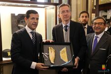 Saluto del Sindaco Manfredi al dono del calco del piede di Maradona da Stefano Ceci al Caffè Gambrinus