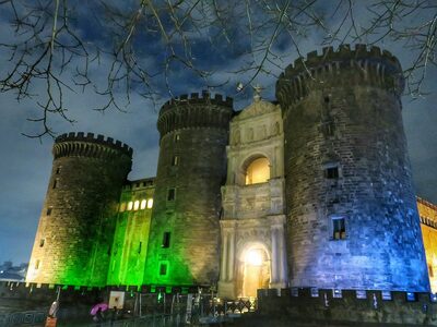 Il Maschio Angioino illuminato di verde e blu