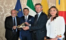 Un momento della cerimonia in sala Giunta a Palazzo San Giacomo