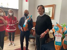 L'assessore Trapanese con i bambini ucraini