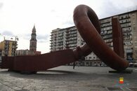 La scultura "Key of Today" a Piazza Mercato
