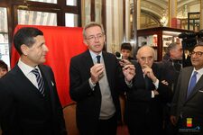 Saluto del Sindaco Manfredi al dono del calco del piede di Maradona da Stefano Ceci al Caffè Gambrinus