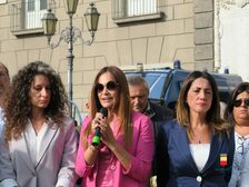 Le elette del Comune in piazza con il Sindaco Manfredi in segno di solidarietà per le donne iraniane 