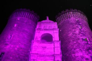 Il Maschio Angioino si illumina di rosa per la Breast Cancer Campaign