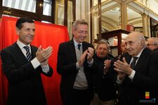 Saluto del Sindaco Manfredi al dono del calco del piede di Maradona da Stefano Ceci al Caffè Gambrinus