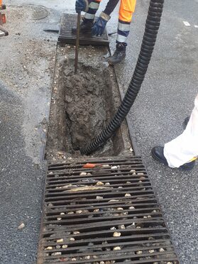 Prosegue il programma straordinario di pulizia delle caditoie cittadine