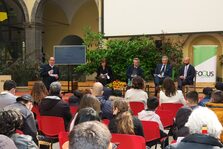 Una foto della manifestazione con la firma dell'accordo
