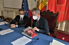 Un'immagine della firma dell'accordo in sala Giunta a Palazzo San Giacomo