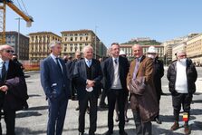 Il sindaco di Napoli inaugura la piazza liberata dal cantiere della metropolitana