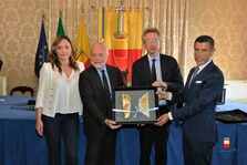 Un momento della cerimonia in sala Giunta a Palazzo San Giacomo