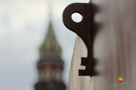 La scultura "Key of Today" a Piazza Mercato