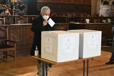 Il consigliere Bassolino al voto