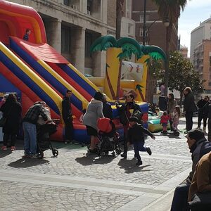 Gonfiabili in una piazza di Napoli