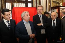 Saluto del Sindaco Manfredi al dono del calco del piede di Maradona da Stefano Ceci al Caffè Gambrinus