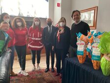 L'assessore Trapanese con i bambini ucraini