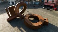 La scultura "Key of Today" a Piazza Mercato