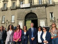 Le elette del Comune in piazza con il Sindaco Manfredi in segno di solidarietà per le donne iraniane 