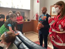 L'assessore Trapanese con i bambini ucraini