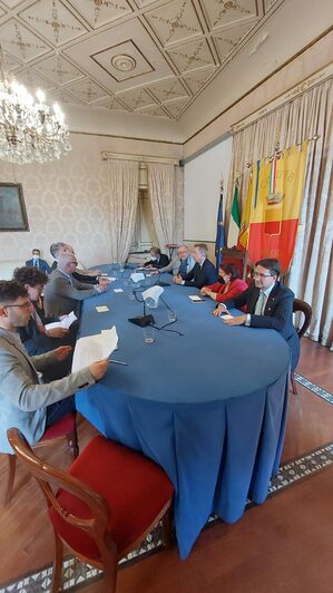 Una delegazione di parlamentari tedeschi è stata ricevuta stamattina in sala giunta dal sindaco Gaetano Manfredi insieme all'assessore al Turismo Teresa Armato. Il primo cittadino ha evidenziato "i legami storici" tra Napoli e la Germania dai tempi di Federico II.  "Qui da noi i tedeschi si sentono a casa - ha aggiunto Manfredi -. Sono già in corso rilevanti scambi culturali ed economici tra la nostra città e la Germania: stiamo lavorando per saldare ancora di più questi rapporti grazie all'apporto del Goethe Institut. Inoltre in questa fase delicata, in quanto capitale euromediterannea - ha concluso il sindaco- Napoli è il luogo per costruire un dialogo basato su valori comuni".  Durante l'incontro è stato programmato un gemellaggio tra Napoli ed Amburgo, città portuale che presenta grandi affinità con la nostra città.