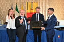 Un momento della cerimonia in sala Giunta a Palazzo San Giacomo