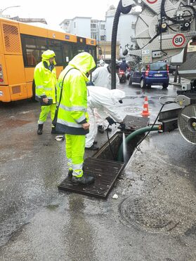 Prosegue il programma straordinario di pulizia delle caditoie cittadine