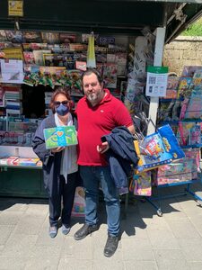 L'assessore Armato presenta l'iniziativa a favore di Telethon in un'edicola a Napoli