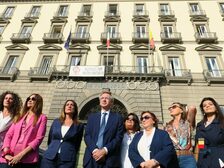 Le elette del Comune in piazza con il Sindaco Manfredi in segno di solidarietà per le donne iraniane 