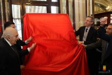 Saluto del Sindaco Manfredi al dono del calco del piede di Maradona da Stefano Ceci al Caffè Gambrinus