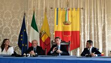 Un momento della cerimonia in sala Giunta a Palazzo San Giacomo