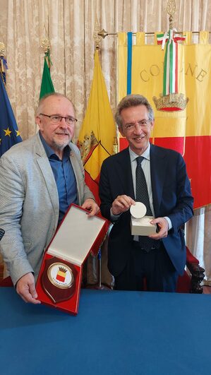 Una delegazione di parlamentari tedeschi è stata ricevuta stamattina in sala giunta dal sindaco Gaetano Manfredi insieme all'assessore al Turismo Teresa Armato. Il primo cittadino ha evidenziato "i legami storici" tra Napoli e la Germania dai tempi di Federico II.  "Qui da noi i tedeschi si sentono a casa - ha aggiunto Manfredi -. Sono già in corso rilevanti scambi culturali ed economici tra la nostra città e la Germania: stiamo lavorando per saldare ancora di più questi rapporti grazie all'apporto del Goethe Institut. Inoltre in questa fase delicata, in quanto capitale euromediterannea - ha concluso il sindaco- Napoli è il luogo per costruire un dialogo basato su valori comuni".  Durante l'incontro è stato programmato un gemellaggio tra Napoli ed Amburgo, città portuale che presenta grandi affinità con la nostra città.