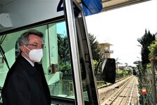 Una foto della cerimonia di riapertura della funicolare