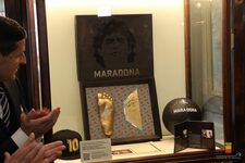 Saluto del Sindaco Manfredi al dono del calco del piede di Maradona da Stefano Ceci al Caffè Gambrinus