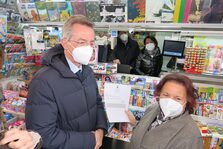Il sindaco e l'assessore Armato presso un'edicola provano il nuovo servizio del Comune di Napoli