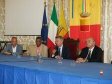 Il Sindaco Manfredi premia Jim Williams e Manfredo Fucile
