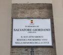 Una targa in memoria di Salvatore Giordano all'ingresso della Galleria Umberto
