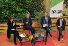 Una foto della manifestazione con la firma dell'accordo