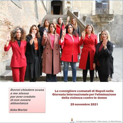 Foto di gruppo dei consiglieri comunali per la giornata contro la violenza sulle donne